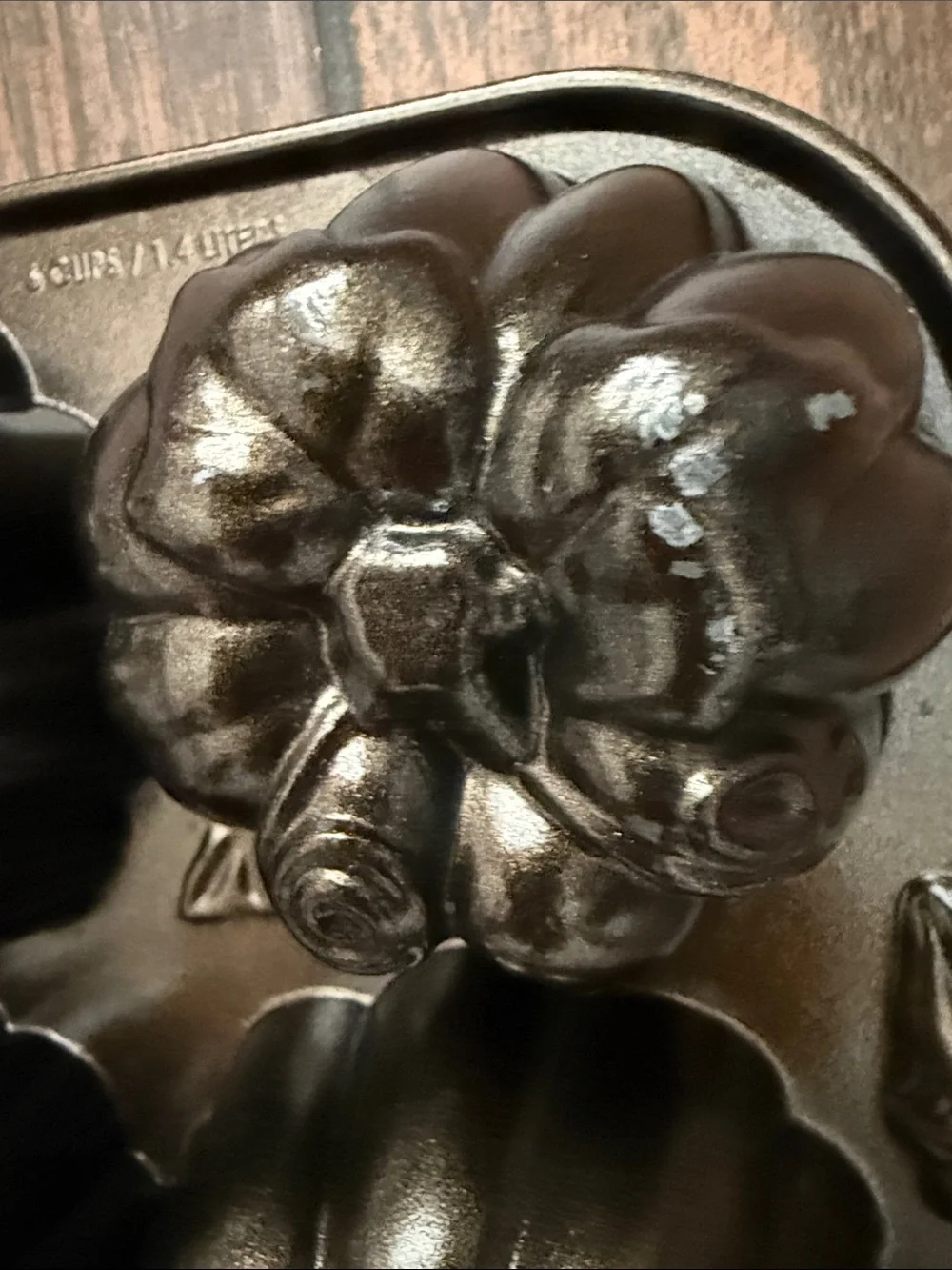 Nordic Ware Bronze Pumpkin Patch Mini Bundt Cakes 6 Cups/1.4 Liters Pan